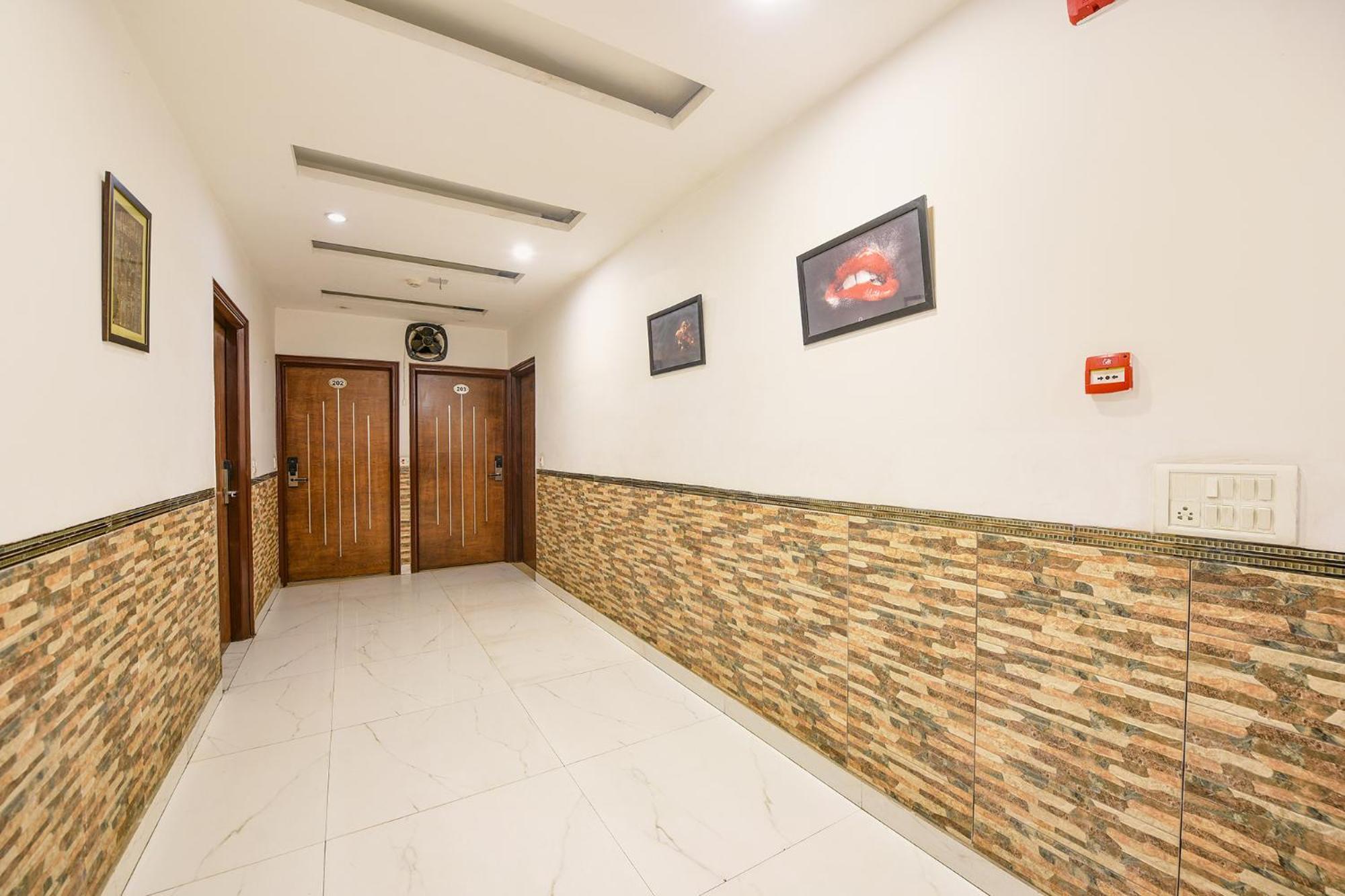 Treebo The Kings Plaza New Delhi Exterior photo