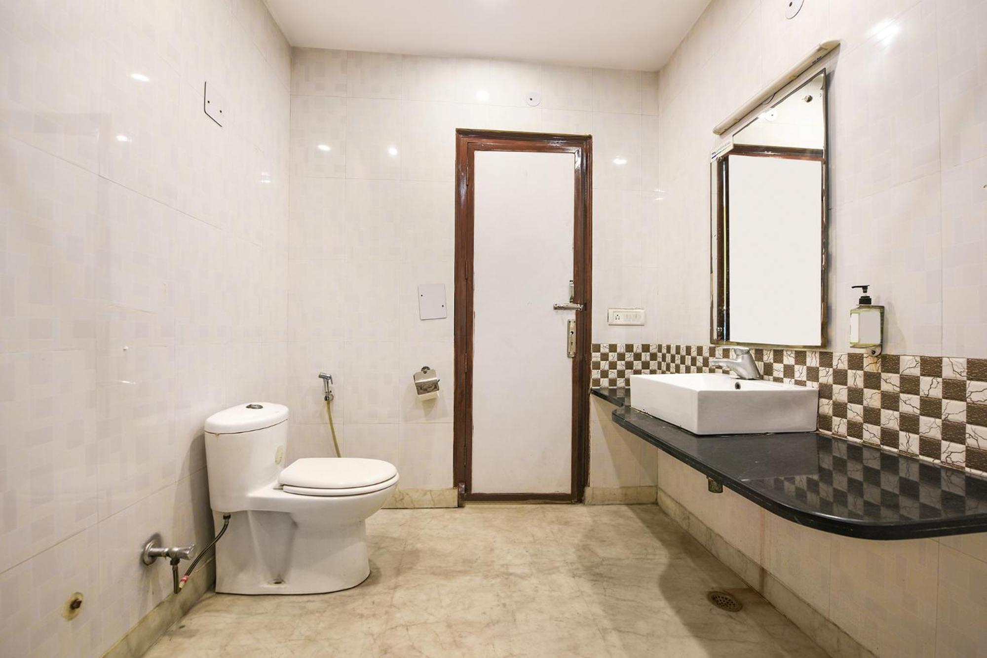 Fabhotel The Kings Plaza New Delhi Exterior photo