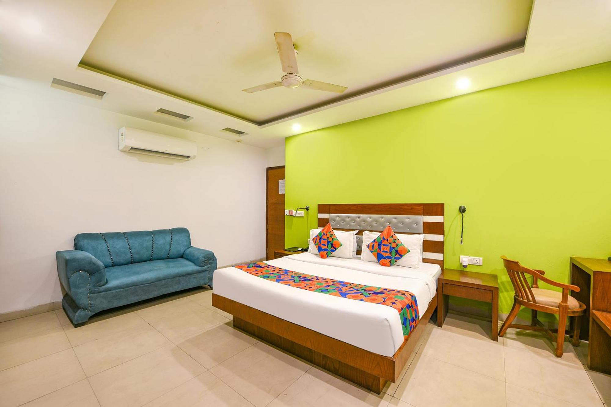 Treebo The Kings Plaza New Delhi Exterior photo
