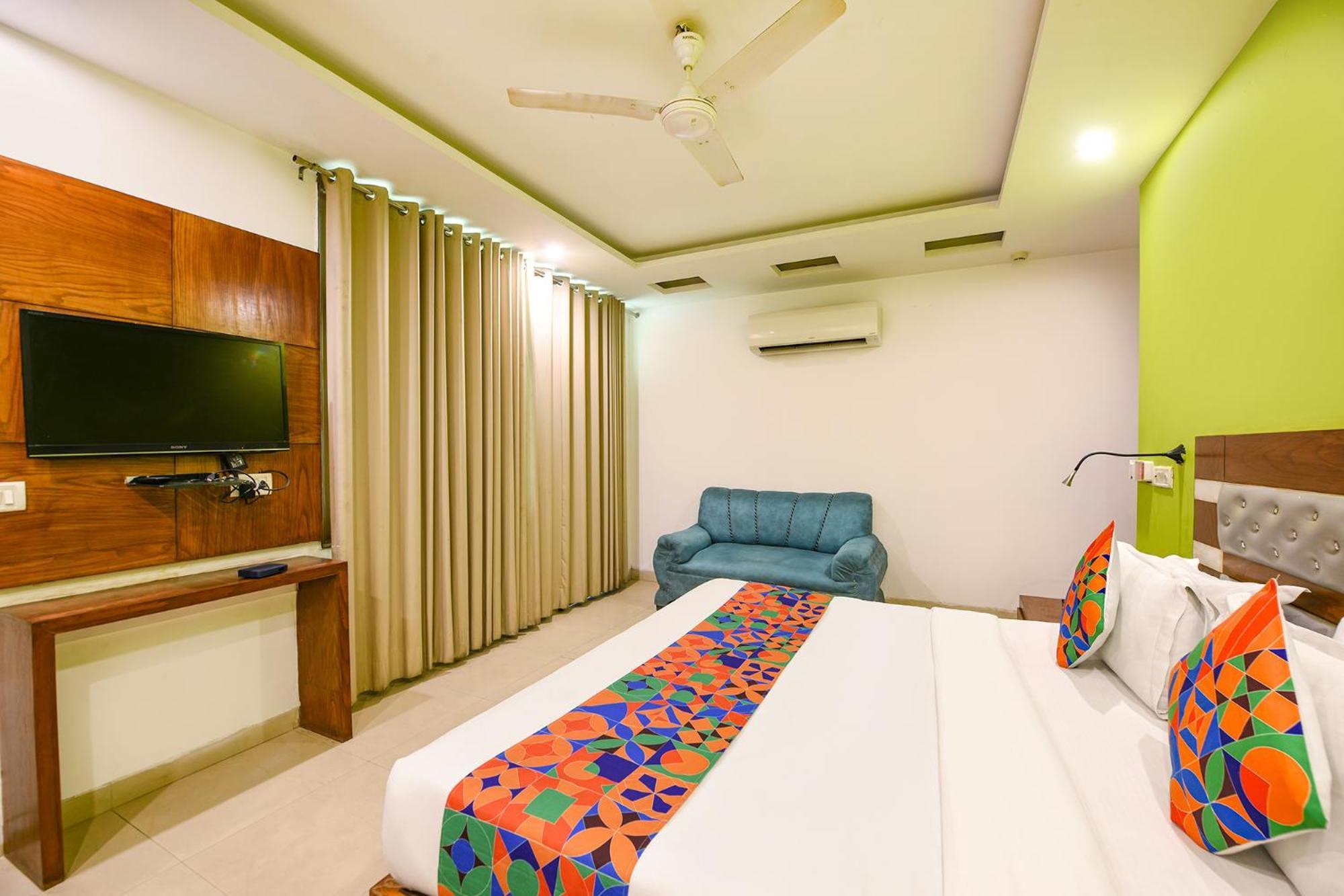 Treebo The Kings Plaza New Delhi Exterior photo