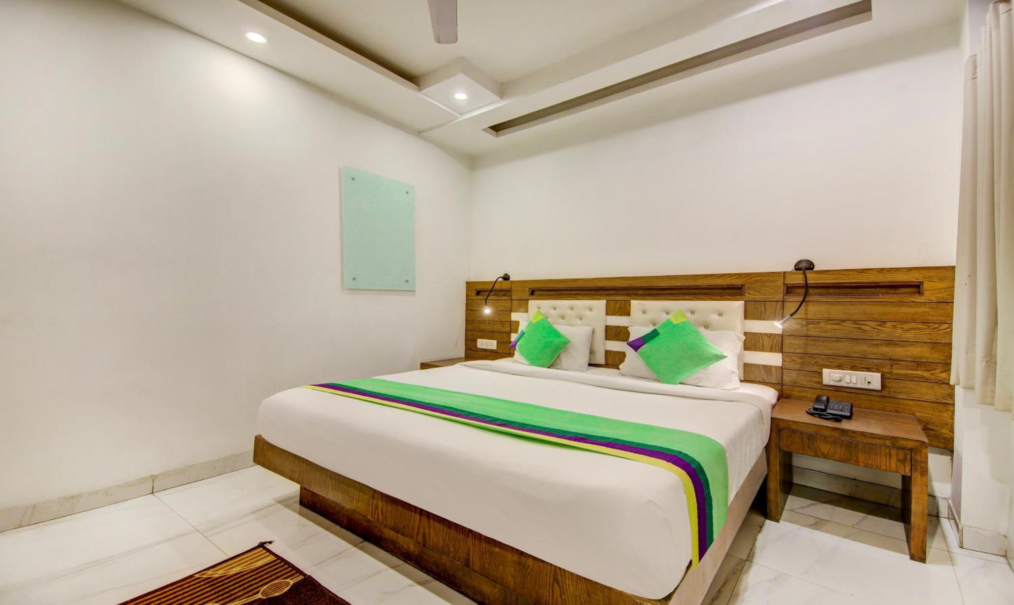 Treebo The Kings Plaza New Delhi Exterior photo
